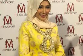 She rose to fame in the early/mid 1990s following her roles. Erra Fazira Belum Tergerak Nak Hadiahkan Aleesya Bapa Baru