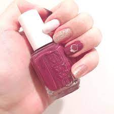 いろんな色を塗ってみました ギラギラネイル 親指 薬指 essie の ネイルポリッシュ700 を一度塗り 人差し指 100均の tmマニキュアg のホワイトを三度塗り 中指 薬指 ちふれネイル の エナメル細筆タイプ000 ネイルポリッシュ マニキュア