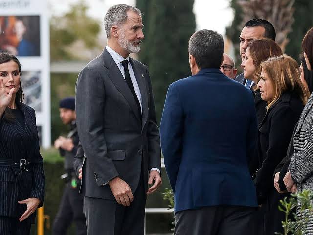 El rey Felipe VI y la reina Letizia se reúnen con los vecinos del Campanar