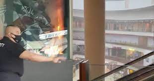 A schindler brand escalator running from the third to the fourth floor caught fire, resulting in a copious amount of smoke. Yz37fxmm27gtvm