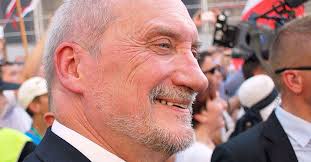 Antoni Macierewicz komentuje decyzje nowego szefa MON: Ma prawo. To jego  decyzja