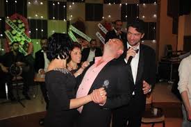 Hakan taşıyan, çocukluk yaşlarından itibaren saza ilgi göstermiştir. Hakan Tasiyan Boyu