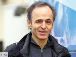 Après avoir refusé pendant longtemps d'y diffuser sa musique, l'artiste a cédé mais a obtenu l'un des contrats les plus rentables de l'industrie musicale. Jean Jacques Goldman A Marie Sa Fille A Antibes Voici