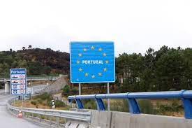 * une frontière est une barrière empêchant de passer derrière pour aller en pays voisin voir si c'est mieux plus loin. Les Frontieres Terrestres Entre Le Portugal Et L Espagne Resteront Fermees Jusqu Au 15 Juin Lisbob