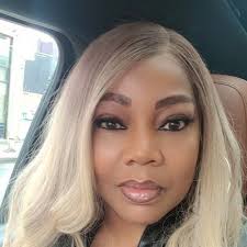 Michelle Barron (@shellybarr)