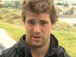 Un tiburón hace volar a un surf ski en plena competición