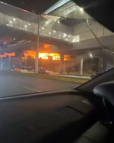 Incendio de gran magnitud destruye fábrica de colchones en Villa Zaíta; no hay heridos