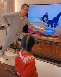 Somebody Needs To Give This Father A Dad Of The Year Medal For Joining His Daughter S Tom Jerry Cartoon Bored Panda
