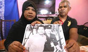 Adik prebet adam merupakan seorang 'caddy' atau penolong pemain golf (individu yang bertanggungjawab mengangkat segala batang golf) kepada sultan johor (sultan mahmood iskandar) pada ketika itu. Keluarga Prebet Adam Mohon Maaf