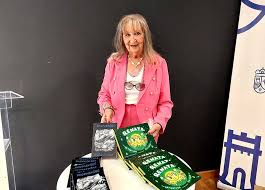 Eloísa Muñoz presentó su poemario "Momentos"