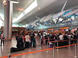 I booked a flight from sydney to kuala lumpur and then another flight from k/lumpur to singapore.i had to collect baggage at kl, clear customs,then make my way to the booking counter for singapore. Airasia Erfahrungen Test Komfort Essen Service Airguru De
