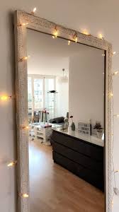 Spieglein Spieglein An Der Wand Ein Grosser Spiegel Ist Ein Absolutes Must Have Fur Melanie Denn Er Lasst Das Wohnzimmer Opti Grosser Spiegel Zuhause Spiegel
