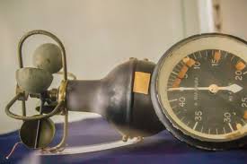 La girouette, présentée sur la même figure. Ancien Anemometre A Cupule Hemispherique Vintage Un Appareil Utilise Pour Mesurer La Vitesse Du Vent Et Est Egalement Un Instrument De Station Meteorologique Commun Banque D Images Et Photos Libres De Droits Image
