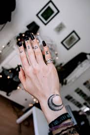 1001 Finger Tattoo Ideen Und Ihre Bedeutung In 2020 Finger Tattoo For Women Finger Tattoos Small Finger Tattoos