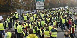 « un barrage de gilets jaunes ». Big Flo Oli Bloques Par Les Gilets Jaunes Pour Se Rendre A Un Concert Ils Ont Pu Passer A Une Condition