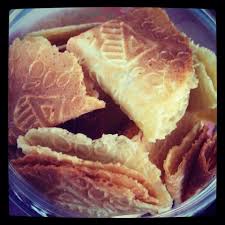 Kuih kapit aka love letter is a clear favourite among the many types of goodies found during chinese new year. Love Letters Kuih Kapit Valeebelly