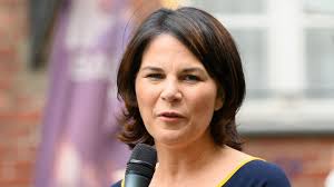 Die beliebte grüne kanzlerkandidatin annalena baerbock weint noch heute so stark, dass ihr die tränen über die wangen laufen wenn sie an ihre erlebnisse im. Annalena Baerbock Entschuldigt Sich Fur N Wort In Interview Stern De