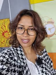 Tara aho anio 🤨 Ankoatran'ny maha-créatrice de contenus , mpanolotra  fandaharana , mpiaro ny zon'ny ankizin'ny UNICEF Madagascar , mpandraharaha  ... dia renim-pianakaviana aho ,ary na dia miditra amin'ny 6h10 ary aho