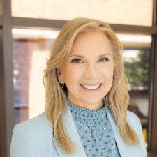 Suzanne Hendrix's Instagram, Twitter & Facebook