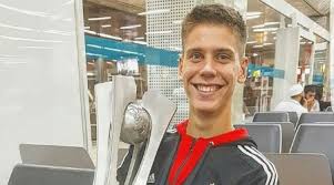El romántico gesto fue en londres, donde decoró un jardín lleno de flores, velas, corazones en la copa américa, con tan solo 21 años, foyth consiguió la titularidad desde el partido ante qatar. Juan Foyth Height Weight Age Spouse Family Facts Biography