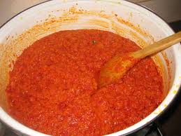 Se toarna zacusca in borcane spalate si uscate, se capseaza, se lasa sa se raceasca apoi se dau in duns a doua zi si se pun in paturi. Deliciu De Sezon Zacusca De Fasole Cu Gogosari Uite Ce Usor Se Face Kfetele