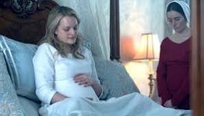 La série primée aux emmy et aux golden globes est de retour avec une deuxième saison retraçant la grossesse de defred et son combat pour protéger son enfant des horreurs dystopiques de dans cette saison deux, defred et les autres combattent cette sombre vérité, mais parfois y succombent. The Handmaid S Tale La Servante Ecarlate Saison 2 Complete En Streaming Vf Et Vostfr Hdss