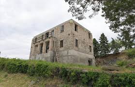 A csaknem négyezer négyzetméteres telken álló, felújításra szoruló villaépület április elején került a magyar. Hvg360 Muemlekekben Otthon Van A Fidesz Egyik Reklamarca Rakay Philip