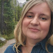 Anyone know who makes delicious cupcakes (w lots of icing) in town? Tia.