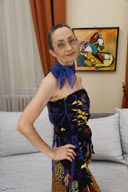 Abuela cachonda desnuda su cuerpo delgado para follar a lo perrito -  PornPics.com