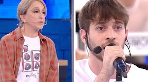 Holden canta Mango ad “Amici”. Laura Valente: “Ci sei piaciuto"