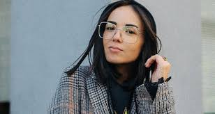 Elle est principalement connue pour sa participation à l'émission touche pas à mon poste !. Picture Of Agathe Auproux