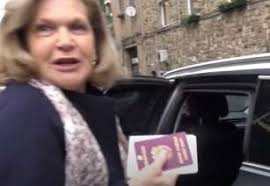 Последние твиты от mario draghi (@draghimario). Mario Draghi Contro La Moglie Che Viola Il Silenzio Al Seggio Elettorale Dai Stai Zitta Libero Quotidiano