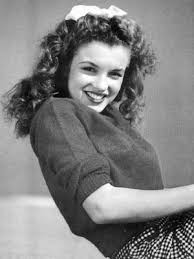 Marilyn Monroe Wooooah I Actually Love Her Hair Way Better Natural Brown Who Woulda Thought It With Images Marilyn Monroe Photos Young Marilyn Monroe
