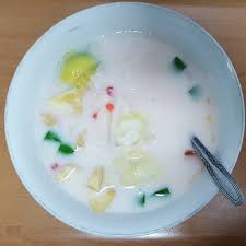 Selain es campur legendarisnya, di warung ini menyediakan menu nasi rawon dan soto ayam yang rasanya masih otentik. 7 Kedai Es Yang Bikin Harimu Adem Di Kota Malang