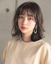 丸顔さんに似合う髪型の前髪ありのナチュラルパーマミディアムヘアスタイルにした女性の画像 丸顔 前髪 ミディアム パーマ 前髪あり ミディアムヘア