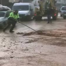 Kuvvetli yağış dakikalar içerisinde cadde ve sokakları dereye çevirerek, sürücü. Izmir De Sel Sonrasi Yolda Biriken Camuru Polis Memuru Boyle Temizledi