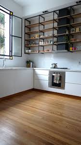 Kuche Mit Holzboden Carrara Arbeitsplatten Lackierten Mobeln Und Arbeitsplatten Carrara Holzboden Kuche L Home Industrial Kitchen Design Home Decor