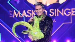 Moderator matthias opdenhövel mit den ersten drei neuen masken. The Masked Singer Austria Er Steckte Im Steinbock Kostum Promiflash De