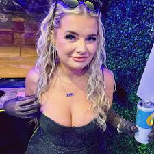 What are some recommendations for hair stylists and makeup artists that  specialize in weddings and come to your home in Macomb County, Michigan?