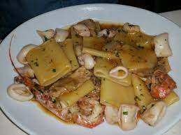 Una bontà unica, che regala alla pasta con i calamari un gusto squisito e una. Paccheri Calamari E Gamberi Foto Di Ristorante Mari E Monti Termoli Tripadvisor