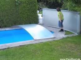 Schwimmbaduberdachung Swimming Pool Abdeckung Flexiroof Schliessen Youtube Schwimmbaduberdachung Schwimmbader Kleine Hinterhof Pools