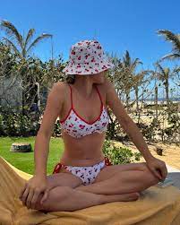 Lili R. Body Type Physique - Time Off