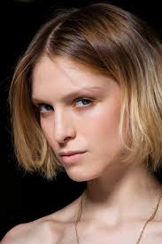 Ein strukturierter haarschnitt, eine lockere oder asymmetrische frisur lassen das dünne haar. Frisuren Trends 2020 3 Stylings Fur Dunne Haare Mit Mehr Volumen