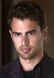 Theo James biografia