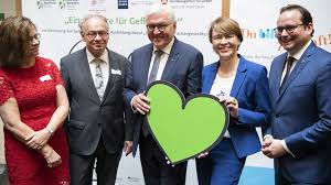 Wer wollte, konnte sein inneres ringen mit der frage vernehmen, ob er sich selbst, vor allem aber auch seiner frau. Bundesprasident Steinmeier Besucht Kausa Servicestelle Essen Bmbf