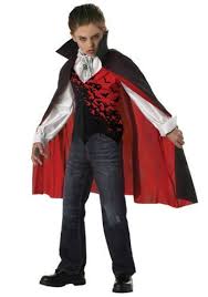 Ce déguisement halloween de vampire femme comprend une robe longue élastique à la taille et une collerette. Kids Dark Vampire Costume Costume Dark Kids Vampire Boys Vampire Costume Vampire Costume Kids Boy Costumes