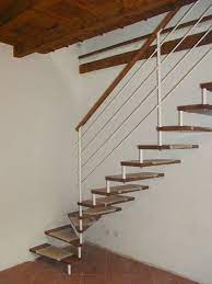 Scala A Sbalzo Con Struttura A Vista In Ferro Gradini E Corrimano In Massello Di Faggio E Barriera In Ferro Stairs Decor Home