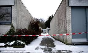 Celui de kurt westergaard, montrant mahomet coiffé d'un turban en forme de bombe 2, avec une mèche allumée, concentre toutes les critiques. Axe Wielding Man Shot And Wounded Trying To Enter Home Of Kurt Westergaard Daily Mail Online