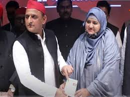 His daughter mriganka singh is now the bjp candidate, pitted against rashtriya lok dal's tabassum hasan who is backed by the opposition, including akhilesh yadav's samajwadi party. Munawwar Rana S Daughter Sumaiya Joins Sp In Presence Of Akhilesh Yadav