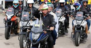 Jair bolsonaro foi autuado em r$ 552 por andar sem máscara na sua motociata em são paulo. 5cjel7hoqydbfm